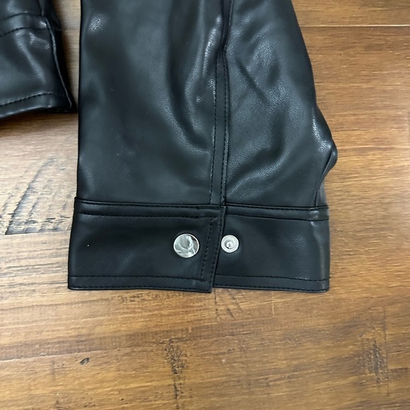 TORRID Sz 2 Soft Black Vegan Faux Leather Cropped Jacket No collar Full Zip EUC - Picture 6 of 11